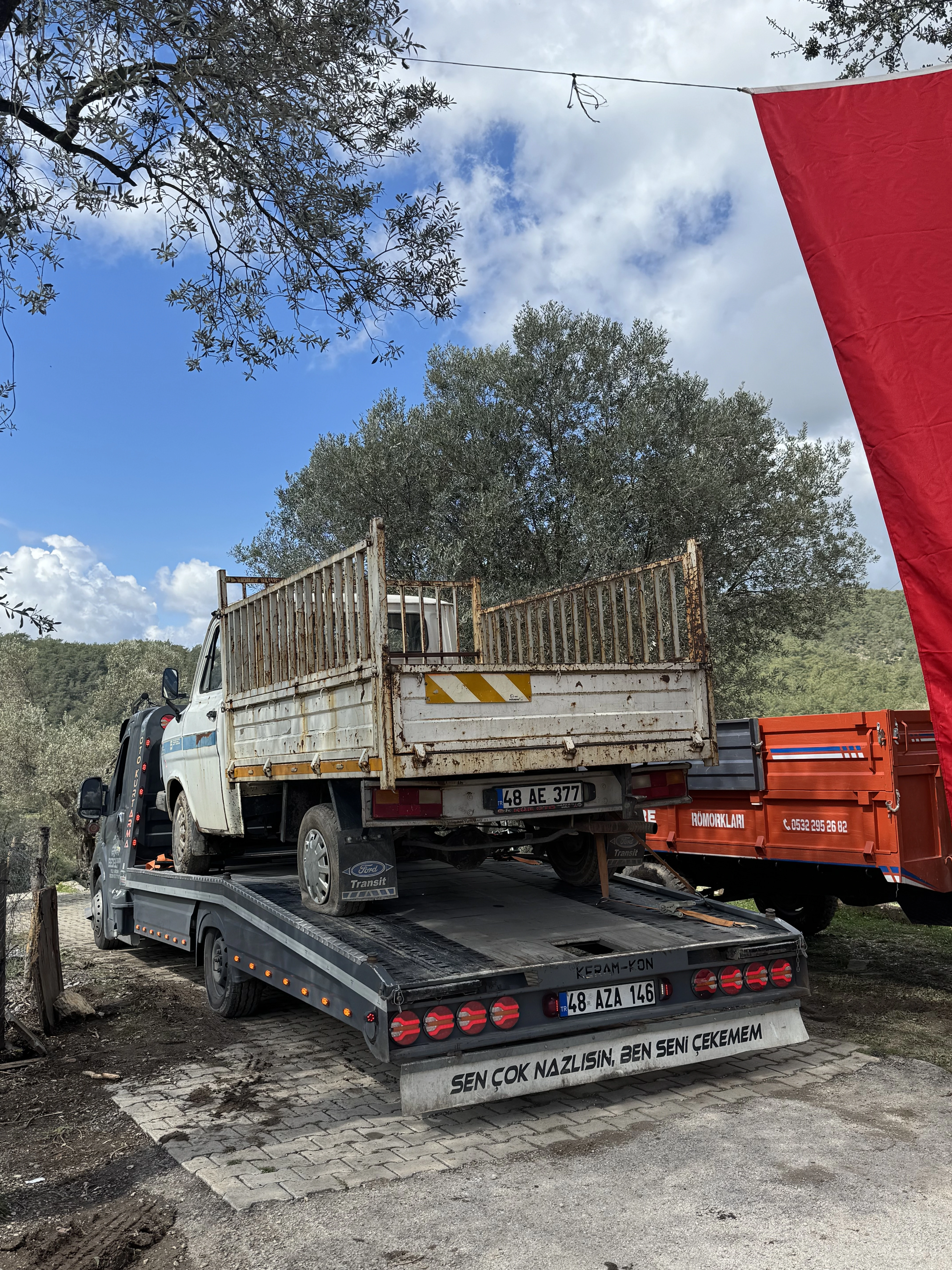 Dalaman Göcek Tüneli mevkiinde bozulan klasik aracın özenle taşınması