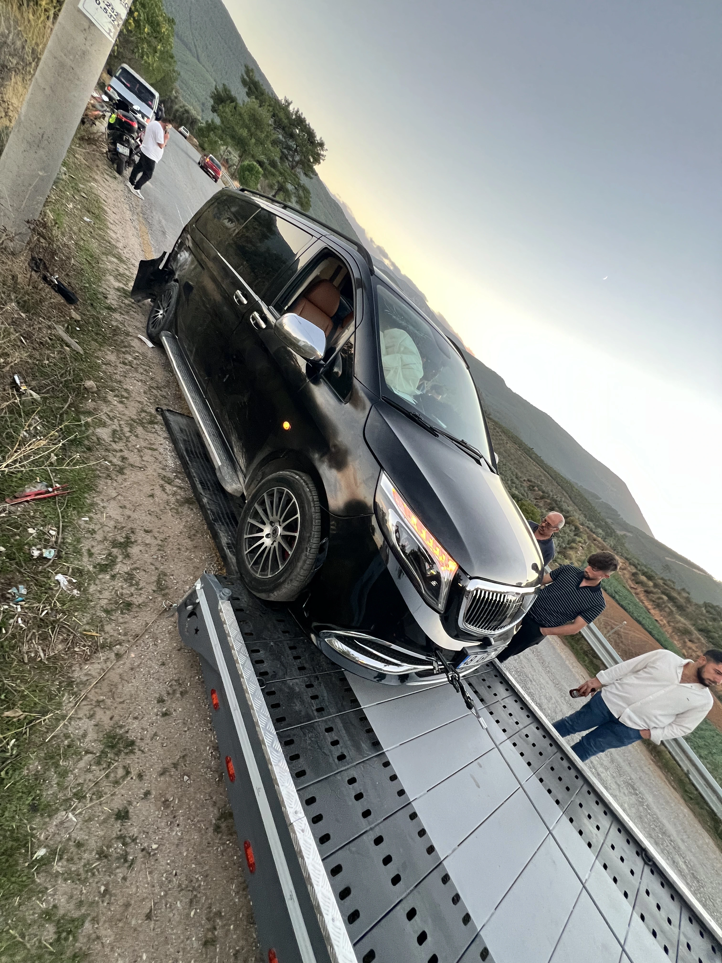 Fethiye Ölüdeniz yolunda arıza yapan motosikletin özel rampayla çekiciye alınması