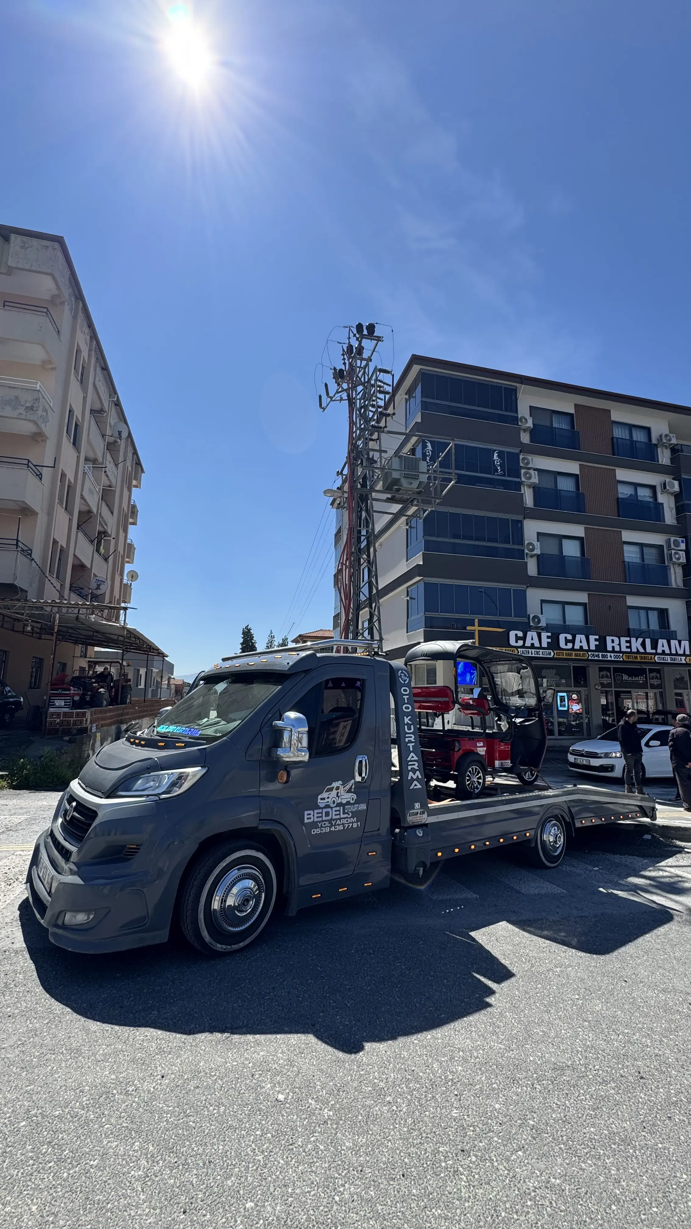 Marmaris yolunda kaza yapan aracı güvenle platforma yükleyen Bedel Oto Kurtarma