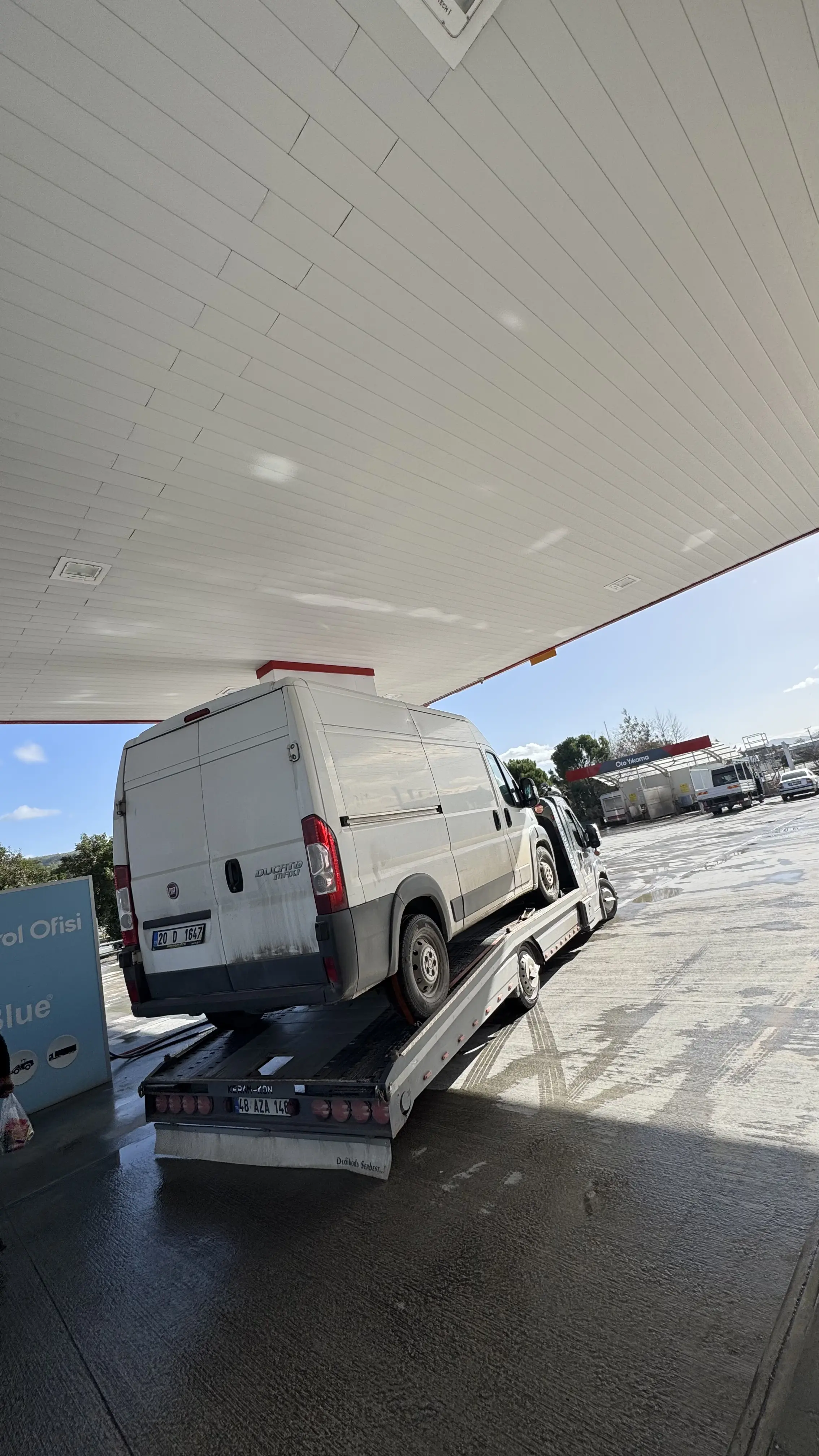 Fethiye otoyolunda arıza yapan lüks aracın hasarsız çekiciye yüklenme anı