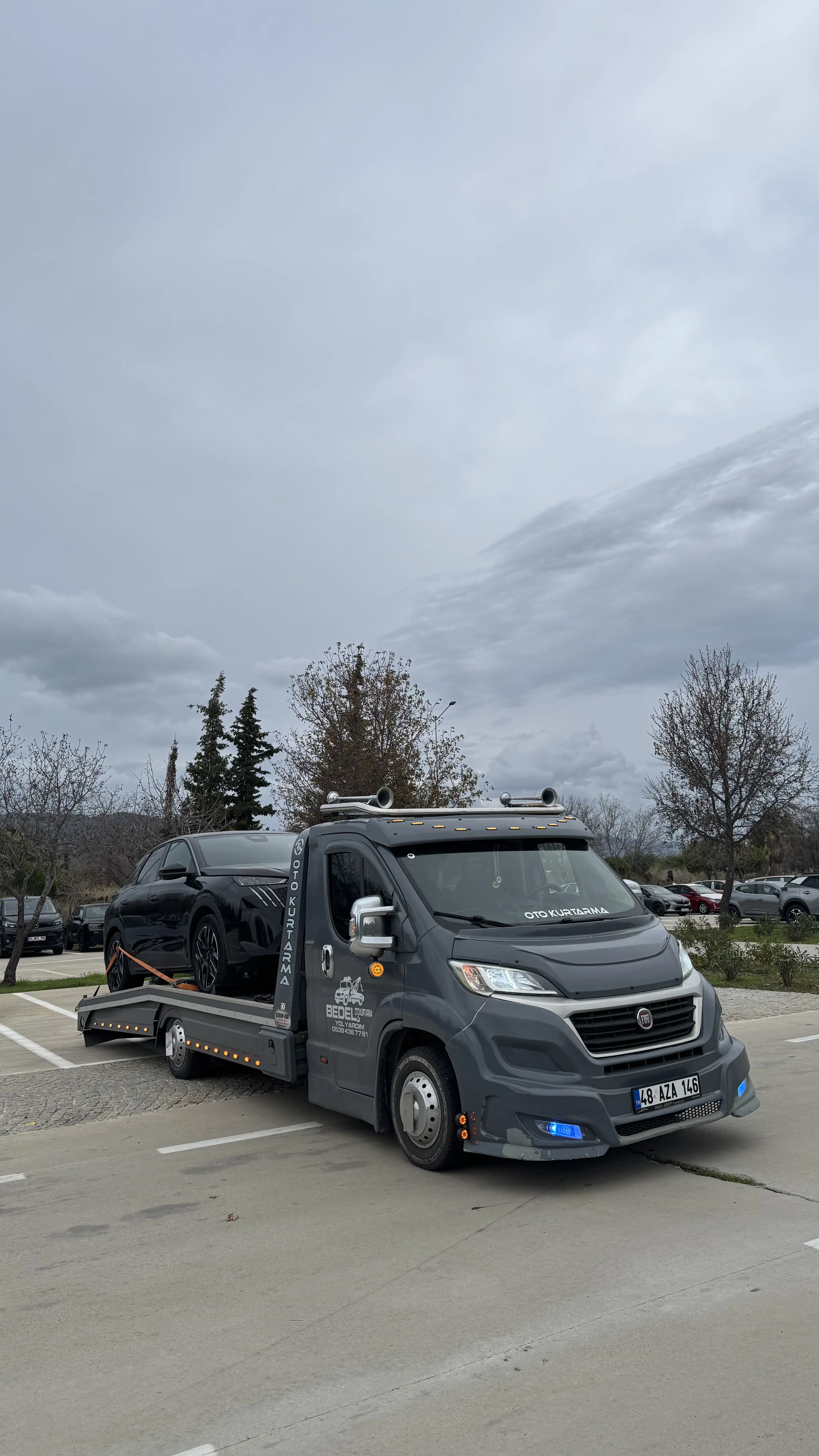 Datça sahil yolunda kuma saplanan arazi aracının 4x4 kurtarıcı ile çekilmesi